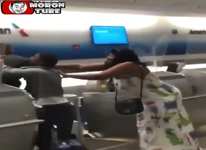 Video :Fight for a spot in line at a Miami airport